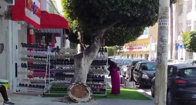 Le propriétaire d'un magasin de chaussures saisit le trottoir ... la colère de la société civile