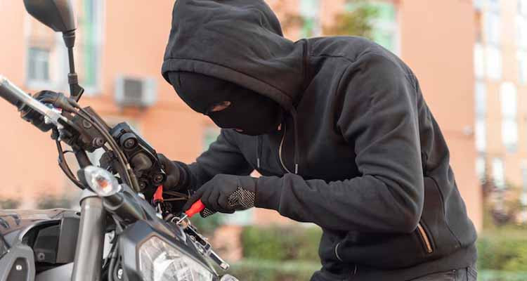 Il a volé leur moto, l'a kidnappé et a négocié son père pour le libérer