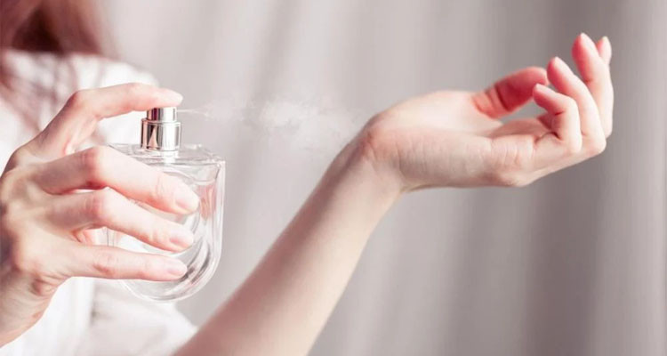 Le parfum provoque de graves réactions chimiques autour de notre corps