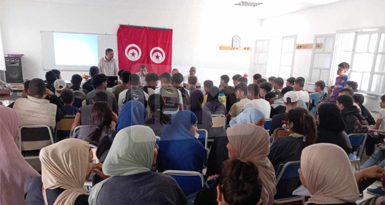 Une campagne de sensibilisation à la sensibilisation à l'école préparatoire technique de Gnosh pour résister à la propagation des médicaments