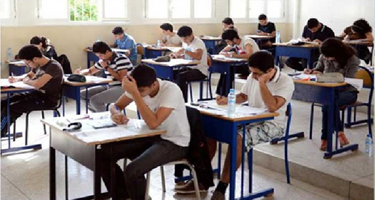 304 étudiants masculins et féminins passent les examens de certificat de sceau d'éducation de base