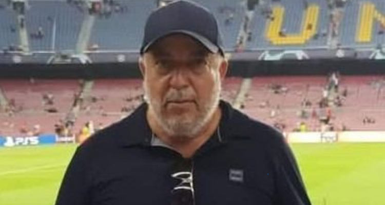 Bashir Al -Ahmar en tant que chef de la jeunesse de l'Escarment Authority et le plus proche de la formation de l'équipe