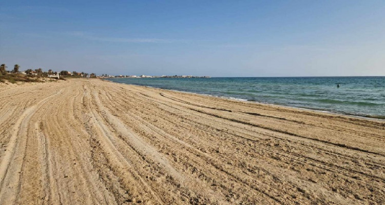 Côtes et plages de baiser et de visiteurs des civils