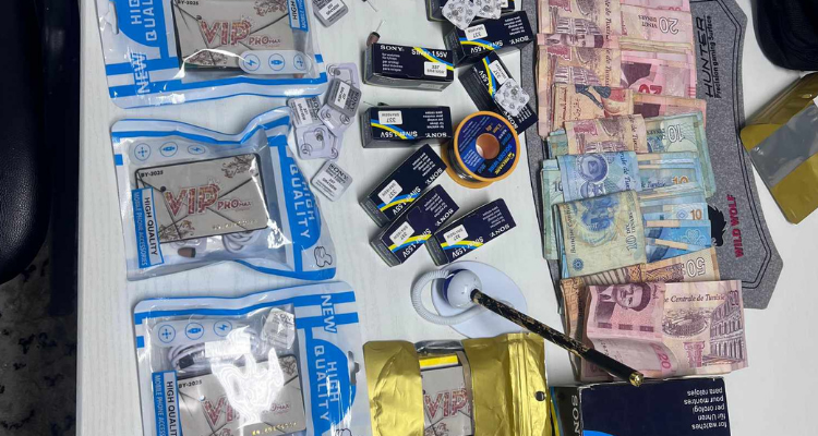 Le renversement d'une personne qui exploite délibérément l'équipement moderne pour faciliter la tricherie dans le bak