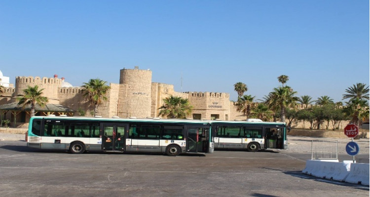 Le transfert de Tunisie atteint le deuxième et dernier lot de bus, qui sont dans le contexte d'un cadeau de France