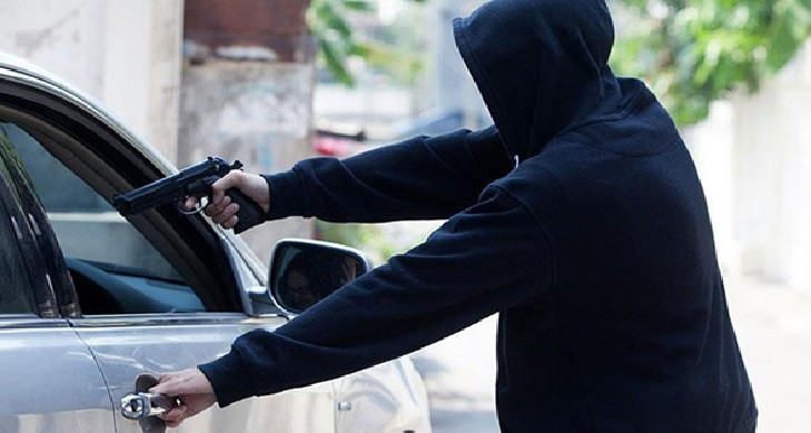 Le vol d'un véhicule à quatre roues motrices pour le maire de la zone devant sa maison