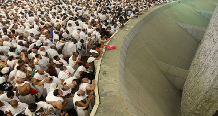 Les pèlerins commencent à jeter des pierres le premier jour de l'Aid Al -adha