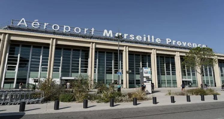 La fermeture de l'aéroport de Marseille en France en raison d'un incendie de forêt