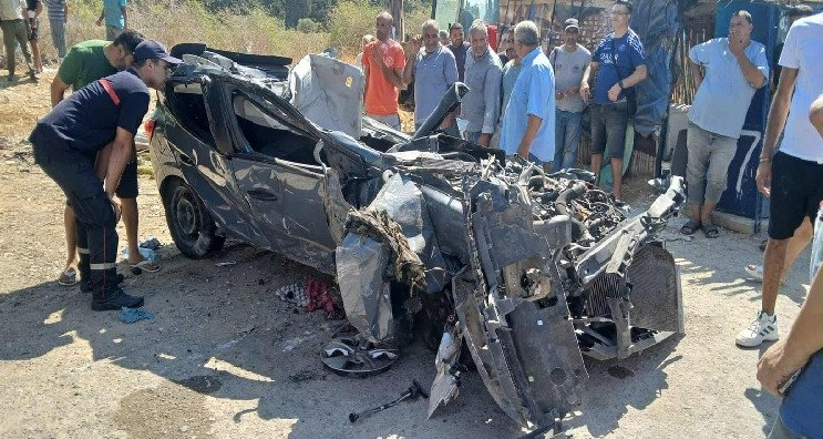 La mort de 3 personnes et la blessure de 4 autres personnes dans un camion lourd renversant une voiture devant un kiosque