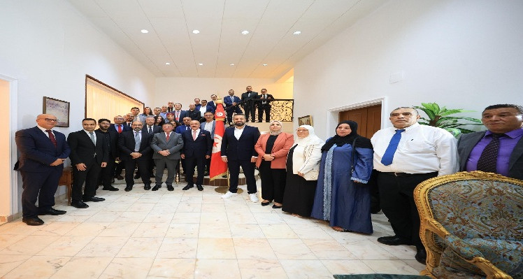 Le ministre des Affaires étrangères rencontre un certain nombre de membres de la communauté et les compétences supérieures tunisiennes résidant en Arabie saoudite