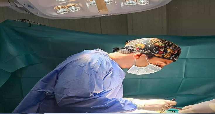 Le succès de la première éradication du côlon laparoscopique