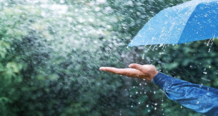 Parfois de fortes pluies avec le froid dans ces côtés cet après-midi