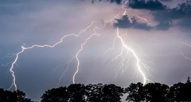 Les cellules du tonnerre sont accompagnées de pluie aujourd'hui dans ces corps