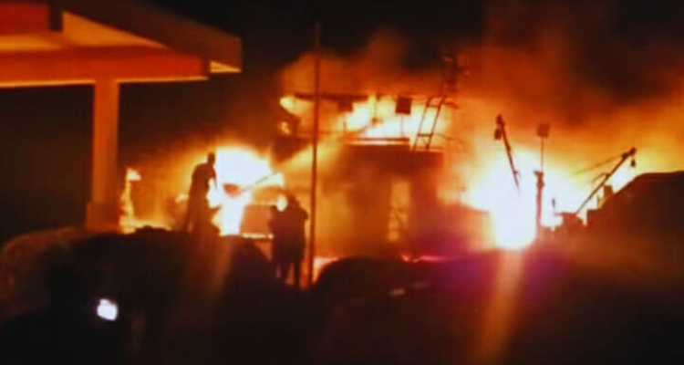 L'extinction d'un incendie a éclaté dans un bateau dans le port de pêche