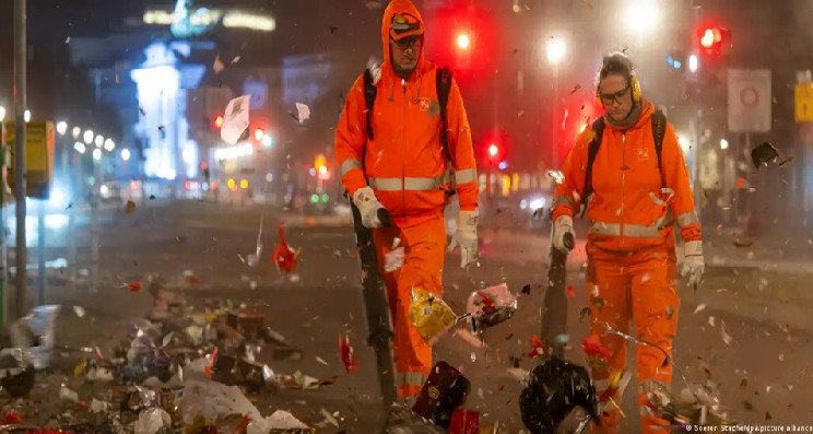 Des preuves de fusion ? Des milliers de musulmans se portent volontaires pour nettoyer les rues d'Allemagne en R.