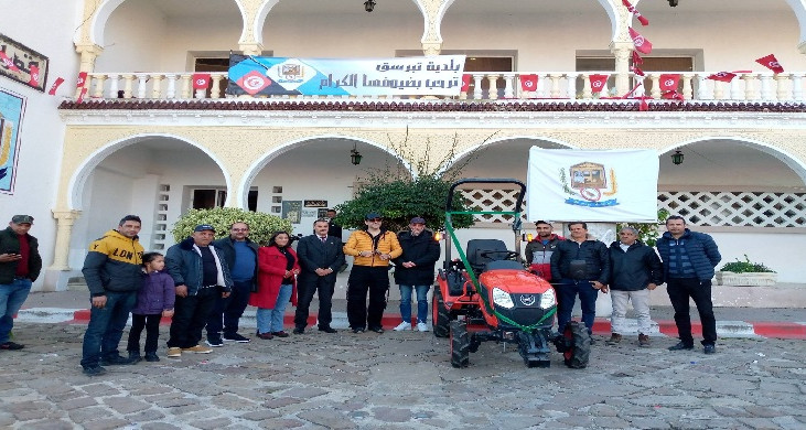 Shams El-Din Pacha offre un tracteur à la municipalité de Téboursouk pour soutenir les efforts de nettoyage