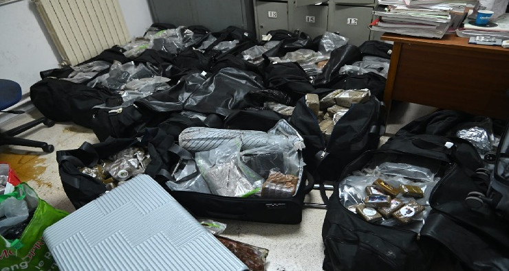 Démantèlement de deux syndicats criminels actifs dans le blanchiment d'argent et le trafic de drogue, et voici ce qui a été saisi