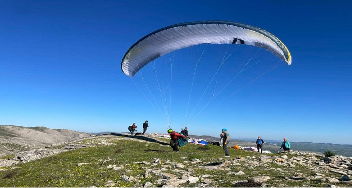Le ciel de Beja peint des tableaux avec les ailes du parapente sur les hauteurs d'Amdoun Elsa