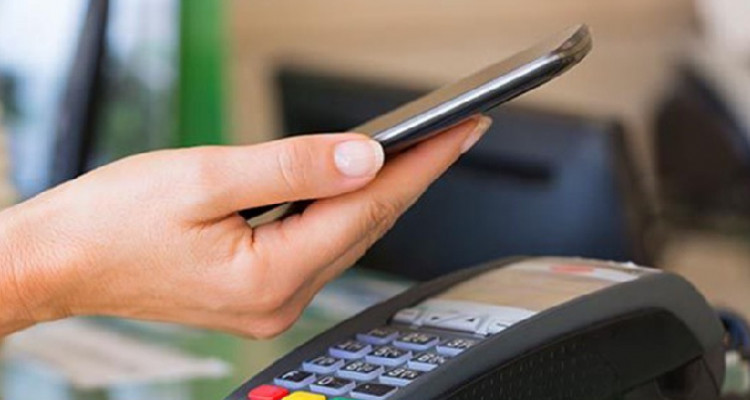 Le développement des mécanismes de paiement mobile de 81% et une baisse record du recours aux chèques