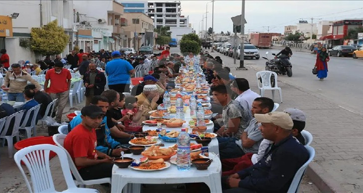 Organisation de tables d'iftar gratuites tout au long du mois de Ramadan