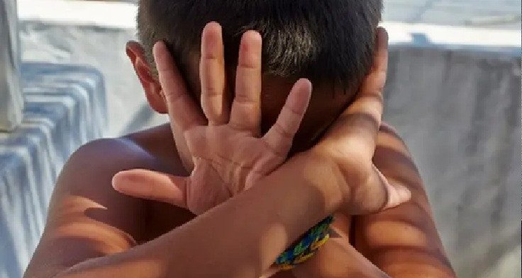 Quatre prévenus ont été accusés d'avoir aboli /t/r/père en commettant un outrage à la pudeur envers un mineur