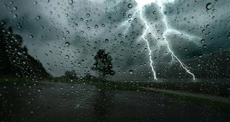 La température baisse et il y a des orages et de fortes pluies pendant la nuit