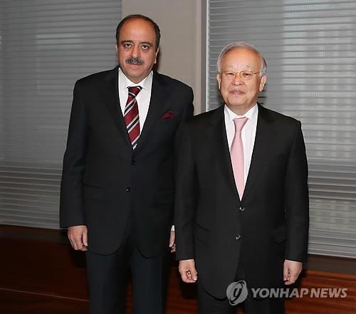 Le ministre tunisien des Affaires étrangères Mohamed Ali Nafti (à gauche), alors ambassadeur de Tunisie en Corée du Sud, pose avec Sohn Kyung-shik, alors président de la Chambre coréenne de commerce et d'industrie, pour une photo avant leurs entretiens à Séoul le 7 février 2013, sur cette photo d'archive fournie par la chambre. (PHOTO PAS À VENDRE) (Yonhap)