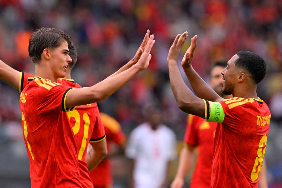 Charles de Ketelaere (à gauche), en Belgique, célèbre avec Youri Tielemans après avoir obtenu son score Charles de Ketelaere (à gauche), en Belgique, célèbre avec Youri Tielemans après avoir obtenu son score