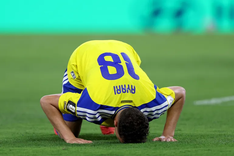 Le milieu de terrain suédois #18 Yasin Ayari célèbre le premier but de son équipe lors du match de football du Groupe F de la Coupe du monde 2026 entre la Suède et la Tunisie au stade de Monterrey à Guadalupe, le 14 juin 2026. (Photo de Julio Cesar AGUILAR / AFP)