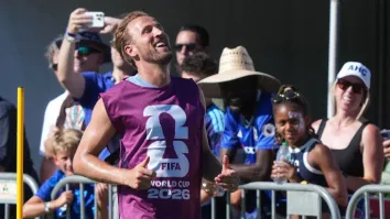 Un fan de football américain trompe le capitaine anglais Harry Kane pour qu'il signe la déclaration d'indépendance