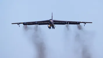 Panache de fumée noire repéré après le crash du B-52 Stratofortress après le décollage de la base aérienne d'Edwards