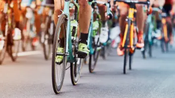 Des cyclistes impliqués dans un carambolage massif après qu'une femme sur un scooter à mobilité réduite se soit dirigée vers la piste pendant une course en Allemagne (vidéo)