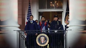 Les combattants de l'UFC semblent avoir été salués lors des débrayages de Freedom 250 parce que les récipiendaires de la médaille d'honneur étaient placés à côté d'eux