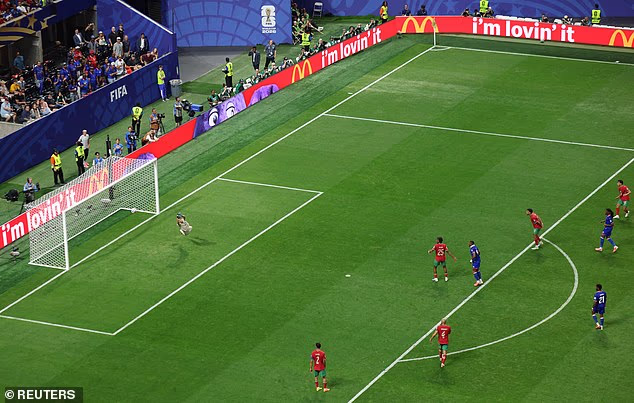 L'attaquant haïtien a trouvé la lucarne du filet marocain depuis l'extérieur de la surface de réparation.