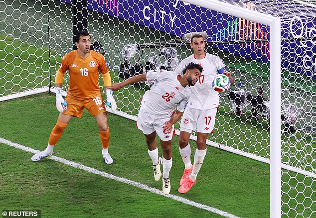La Tunisie a limogé son entraîneur après une défaite 5-1, pour ensuite confirmer avec des défaites 4-0 et 3-1.